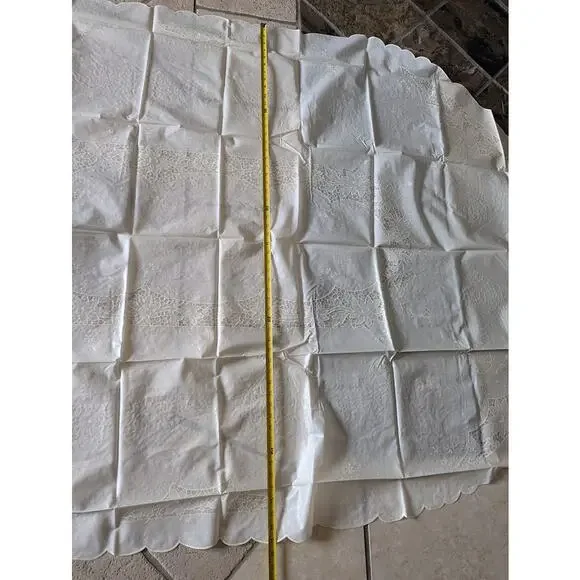 Vintage plastice WIPEABLE oval table cloth faux embroidery pattern 55" x 88" - Picture 5 of 8